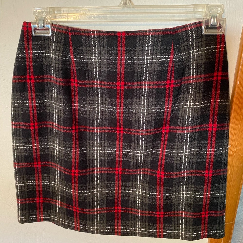 Women’s skirt- Casual Corner Annex size 8 petite. Black/ Red Plaid 18” long